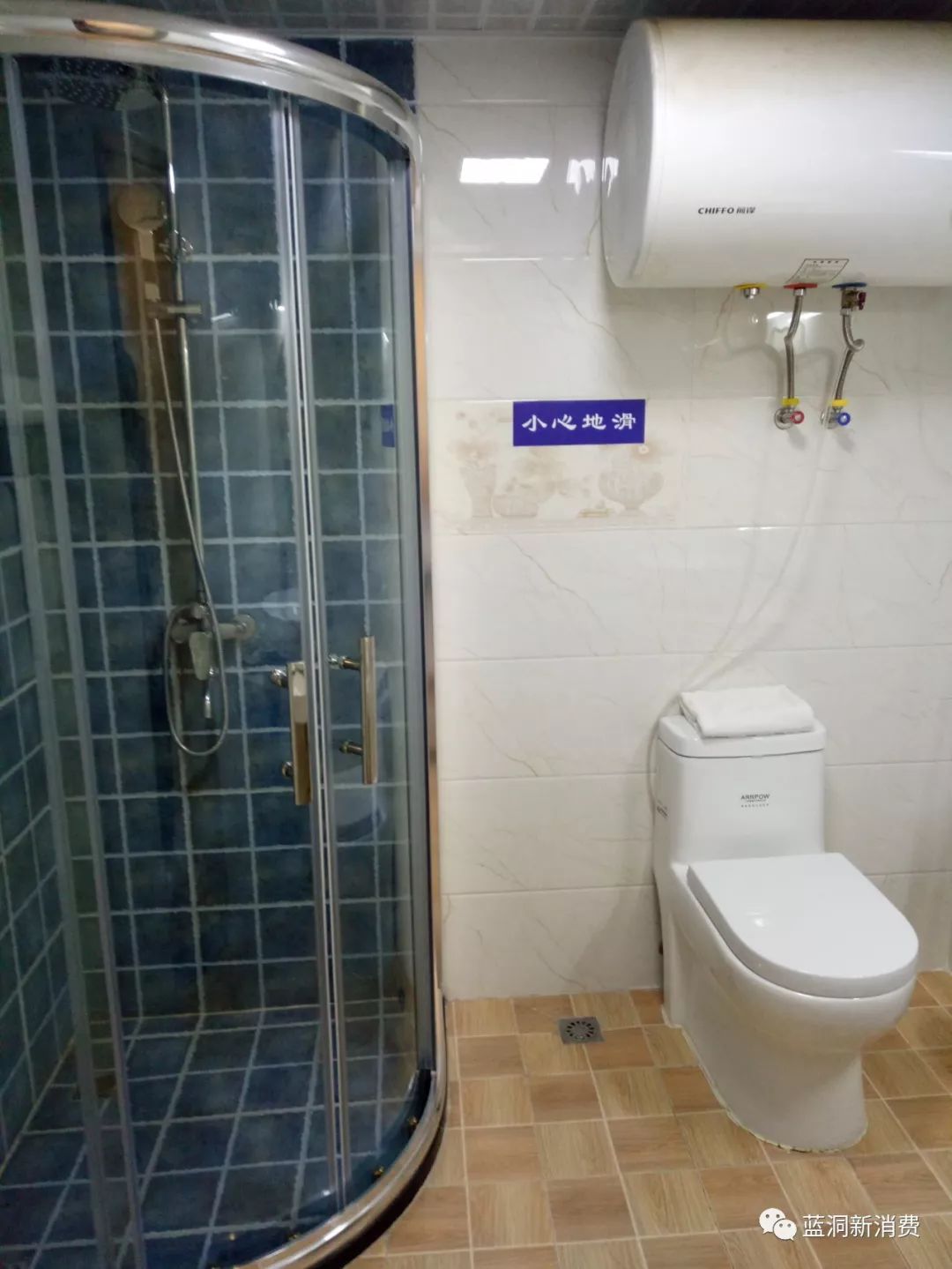 网友吐槽武汉一酒店用马桶水刷马桶，卫生状况令人担忧