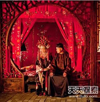 安微闹洞房视频，那些让人脸红心跳的习俗，到底该怎么看？