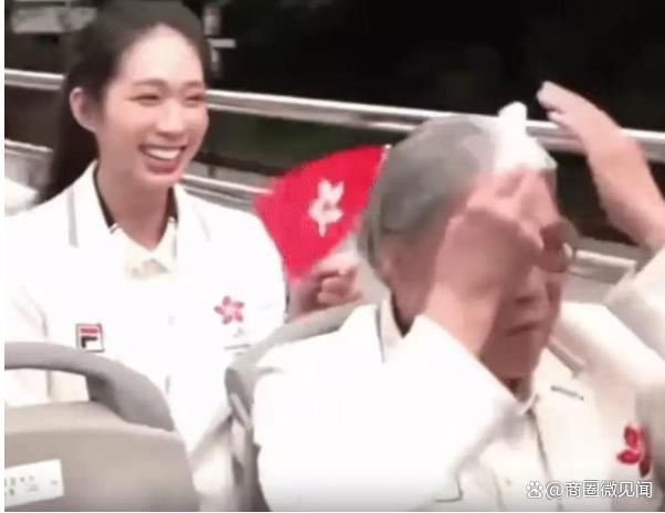 霍震霆巴士巡游遇大风淡定掏梳子，生活中的小智慧