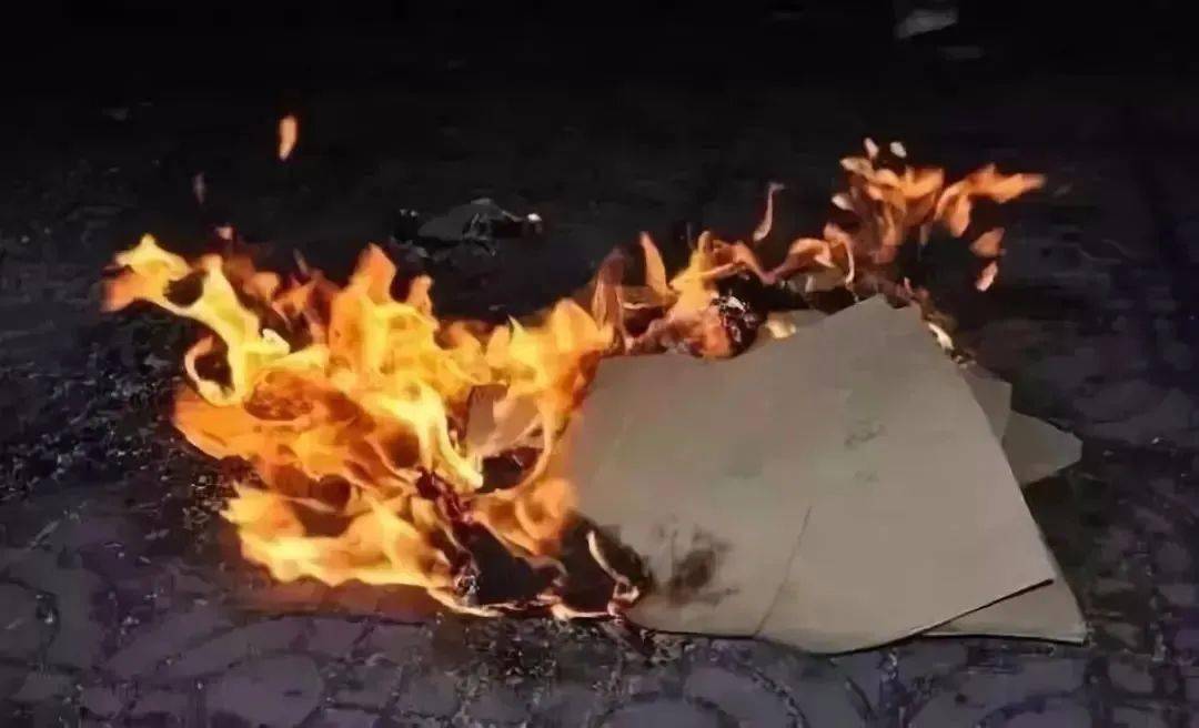 中元节贵州凯里，龙头河畔的烧纸祭亲